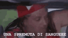 two men are sitting in a car with the words una spremuta di sanguee written on the bottom