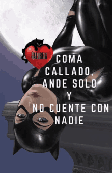 a poster of a woman in a catsuit with the words coma callado ande solo y no cuenta con nadie