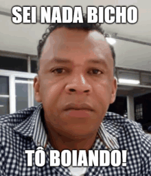 a man wearing a plaid shirt has a caption that says sei nada bicho to boiando