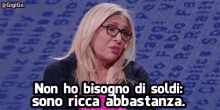 a woman wearing glasses says non ho bisogno di soldi sono rica abbastanza