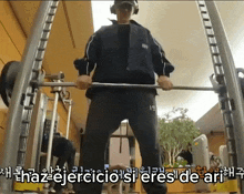 a man is lifting a barbell in a gym with the words " haz ejercicio si eres de art " below him