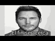 a black and white photo of a man with a beard and the words `` el fin se acerca '' next to him .