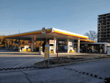 a shell gas station with a sign that says start on it