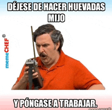 a man in a red shirt is talking on a walkie talkie with the caption " dejese de hacer huevadas mijo "