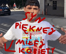 a man wearing a t-shirt that says " syn pięknej miej kobiety "