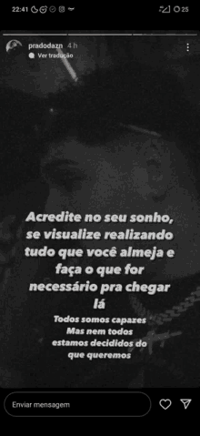 a black and white photo of a man with the words " acredite no seu sonho se visualize realizando "