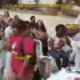 a group of people are gathered in a room with the words " loja de gifs humor acessivel " on the top