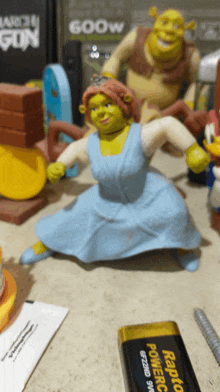 shrek and fiona from shrek and the seven dwarfs are on a table