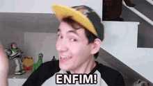 a man wearing a hat and a shirt that says " enfim "