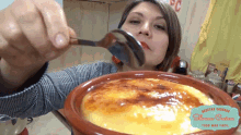 a woman is dipping a spoon into a bowl of food that says " recetas caseras " on the bottom