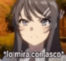 a close up of a anime girl with the words `` lo mira con asco '' written on it .