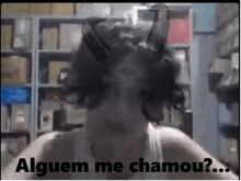 a person with horns on their head and the words alguem me chamou on the bottom