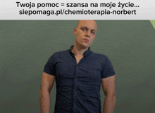 a man in a blue shirt is standing in front of a green background with the words twoja pomoc