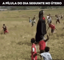 a group of people are running in a field with the words a pilula do dia seguinte no utero on the bottom