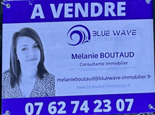 a blue wave immobilier sign that says a vendre on it