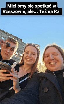 a group of people are posing for a picture with the caption " mieliśmy się spotkać w rzeszowie ale też na rz