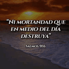 a picture of the ocean with a bible verse in spanish .