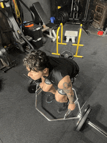 a man lifting a barbell in a gym with the word everlast in the background