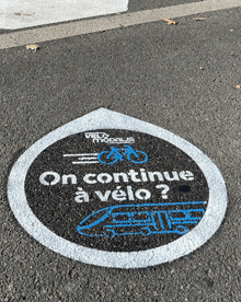 a sign that says on continue a velo on the road