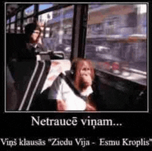 a picture of a monkey sitting on a bus with a caption that says " netrauce vinam "