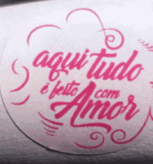 a sticker that says aqui tudo é feito com amor