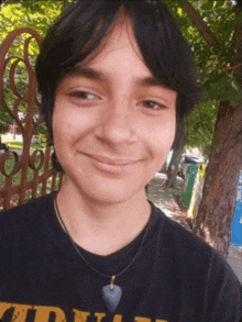 a young man wearing a black shirt that says ' td ' on it