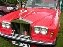 a red rolls royce car with a license plate that says red 37 r