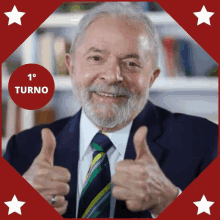 a man in a suit and tie gives a thumbs up in front of a red circle that says " 1o turno "