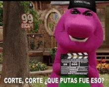 a purple stuffed animal holding a clapper board with the words corte corte que putas fue eso written on it