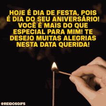 a person is holding a sparkler in their hand and the words hoje e dia de festa pois e dia do seu aniversario