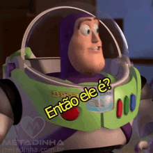 buzz lightyear from toy story says " então ele e " on his helmet