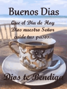 a cup of coffee on a saucer with the words buenos dias que el dia de hoy dios nuestro señor cuida tus pasos