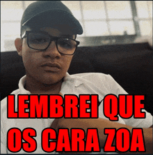 a young man wearing glasses and a hat with the words lembrei que os cara zoa