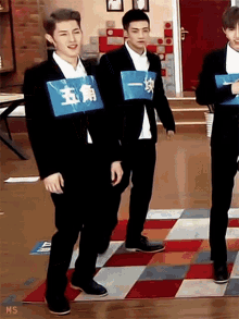 a man in a suit has a blue sign on his chest that says " 五角 "