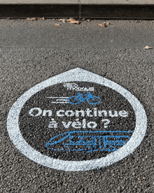 on continue a velo is written in blue chalk on the ground