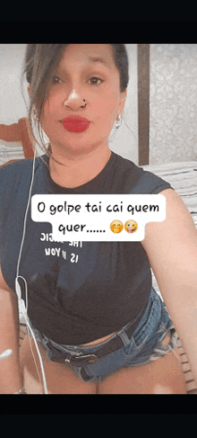 a woman wearing a black shirt that says o golpe tai cai quem quer is taking a selfie