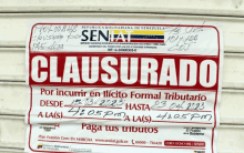 a red sign that says clausurado on it in white letters