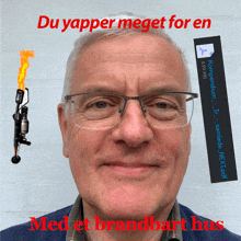 a picture of a man with glasses and the words du yapper meget foran med et brandbart hus