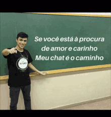 a man standing in front of a blackboard that says se você esta a procura de amor e carinho