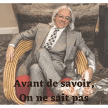 a man in a suit and tie is sitting in a wicker chair with the words avant de savoir on ne sait pas below him