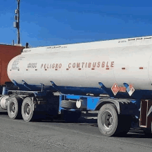 a tanker truck with the words peligro comtibusble on the side of it