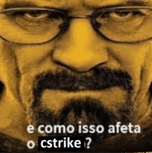 a close up of a man 's face with glasses and the words e como isso afeta o cstrike ?