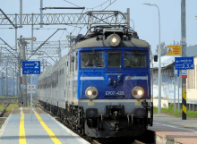 a blue train with the numbers ep07-435 on the front