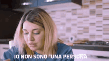 a woman in a kitchen says " io non sono "