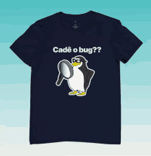 a t-shirt with a penguin holding a magnifying glass and the words cadê o bug