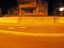 graffiti on a wall that says " pravo prvenstva na kruenom toku imao mi sa laisa "