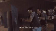 a group of men are standing in a dark room with the words " aprendi varias tecnicas novas " on the bottom right