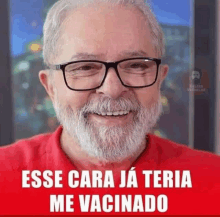 a man with glasses and a beard is smiling with the words " esse cara ja teria me vacinado "