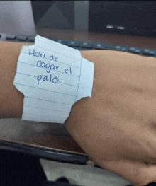 a piece of paper that says hora de cagar el palo on it