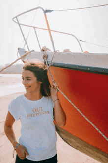 a woman wearing a shirt that says " oui bretonne "